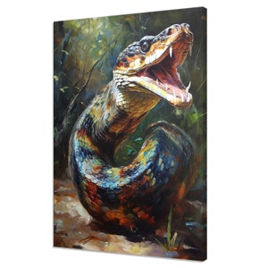 Può includere: Un serpente colorato con un motivo giallo e arancione brillante, con la bocca aperta e i denti visibili, è arrotolato in una posizione difensiva in un ambiente boschivo verde.