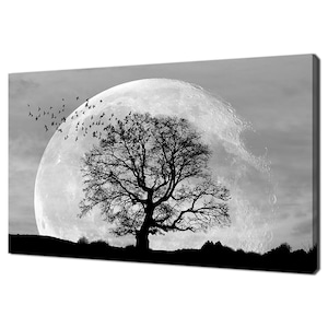 Árvore solitária preta e branca com a lua em seu maior design moderno decoração para casa impressão em tela arte de parede imagem