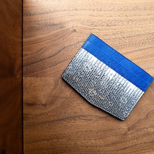 Cartera con 5 ranuras para tarjetas en becerro Taiga azul forza y lagarto ombré. Cosido a mano.