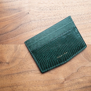 M + B Signature-V-Cut-Geldbörse in Smaragdgrün Eidechse. luxuriöse und einzigartige Kartengeldbörse mit 5 Kartenfächern. Minimalistisch und elegant für den Alltag.