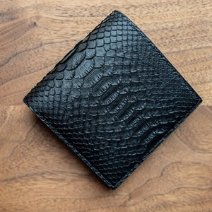 Doppelseitige Brieftasche mit 6 Kartenfächern für 6 Kreditkarten, aus schwarzem Luxus-Kalbsleder mit taupefarbenem Epsom Kalbsleder-Innenfutter.