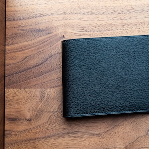Cartera plegable con 6 ranuras para tarjetas de crédito, piel de becerro de lujo negra con interior de piel de becerro Epsom etaupe.