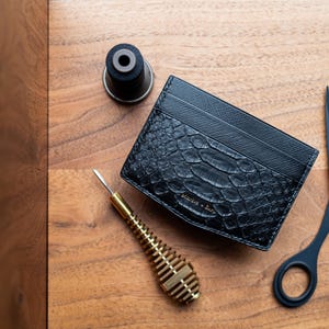 M + B Signature-V-Cut-Geldbörse aus mattschwarzer Python. luxuriöse und einzigartige Kartengeldbörse mit 5 Kartenfächern. Minimalistisch und elegant für den Alltag.