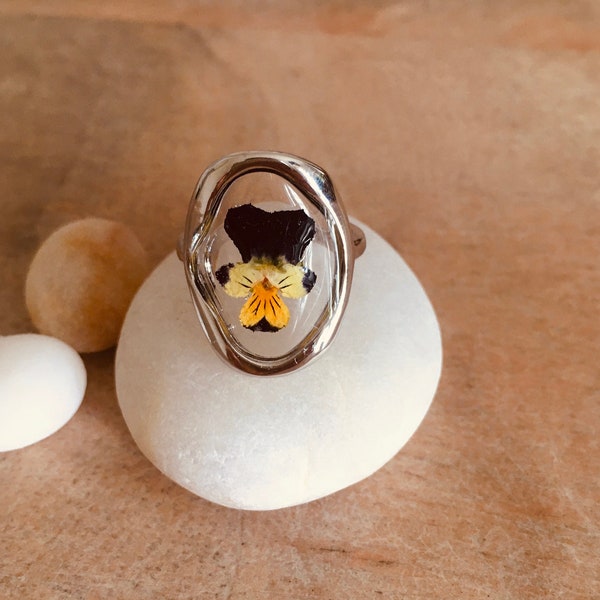 Bague fleur séchée de pensée sauvage