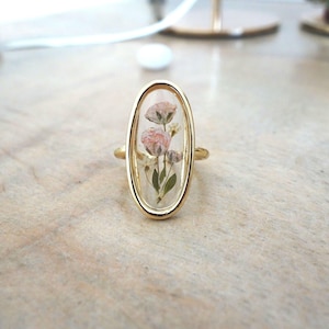 Gold ring floral composition natural flowers