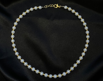 Collier de perles rondes nacrées et dorées