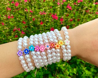 Bracelet de perles rondes nacrées avec fleur style coconut hawaï, bracelet tendance pour l'été 2023