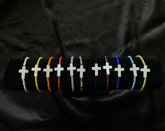 Bracelet chrétien | Bracelet de perle de rocaille coloré avec une croix en nacre blanc