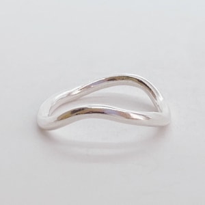 Anillo de onda asimétrica, anillo orgánico, anillo de plata esterlina, anillo relleno de oro, anillo minimalista, regalo para ella; anillo llamativo; anillo de onda