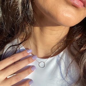 インフィニティ サークル ネックレス、上品なジュエリー、彼女へのギフト、カルマ ネックレス、14K ゴールド フィル、母の日ギフト、お母さんへのギフト、ミニマリスト ジュエリー