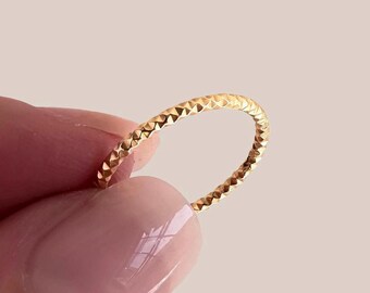 Anillo de oro relleno con corte de diamante, banda texturizada facetada, delicado anillo apilable fino, anillo de oro minimalista, joyería de uso diario, regalo para el Día de la Madre para ella