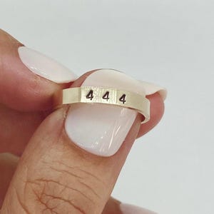 エンジェルナンバーリング ゴールドフィルド 1111 444 777 シンクロニシティ スピリチュアルな顕現 刻印入り 彼女へのミニマリストギフト