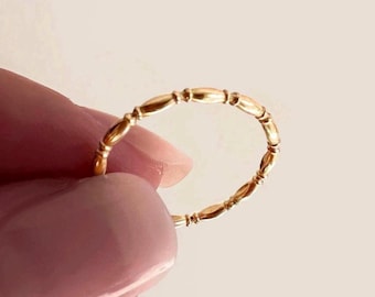 Anel empilhável com contas banhadas a ouro, delicado e minimalista, com textura fina. Presente de aniversário para ela.