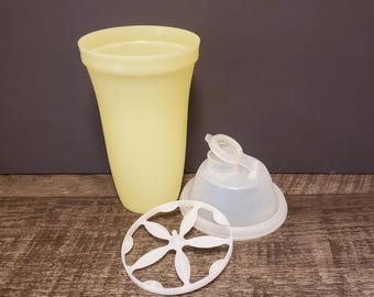 Tupperware Quick Shake Container. Yellow. EUC. Vintage