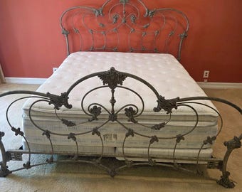 Estructura de cama de hierro King o California King de Elliott's Designs.