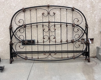 Estructura de cama de hierro King o California King de Elliott's Designs.