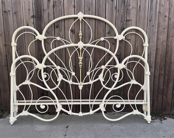 Estructura de cama de hierro diseñada por Elliott's, California King