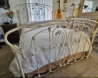Estructura de cama de hierro con diseños vintage de Queen Elliott