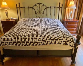 Estructura de cama de hierro estilo California King vintage de Elliott's Designs