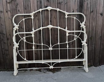 Estructura de cama Queen Vintage de hierro de Eliotts Designs