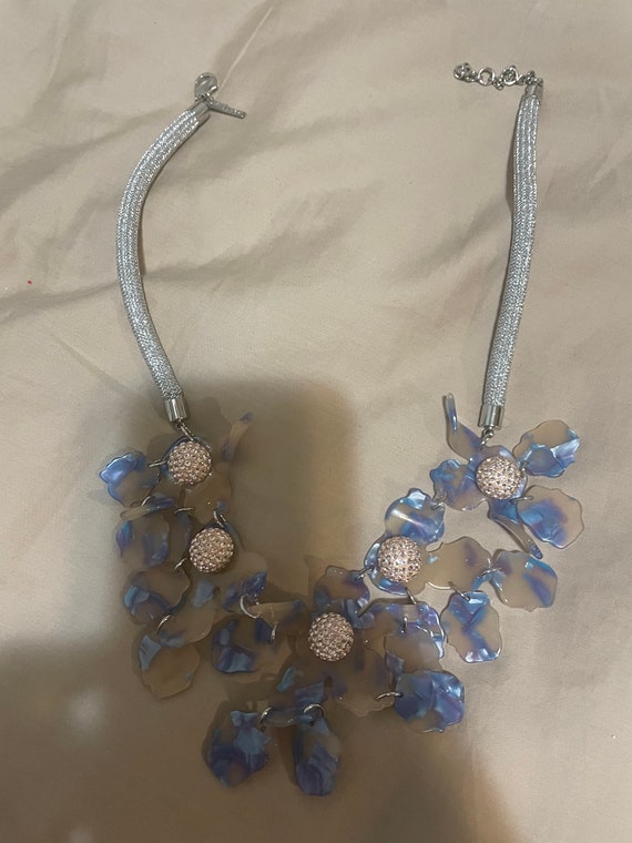 Statement Resin Necklace Lele Sadoughi Blue Lily Silver Cord  display picture 1