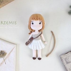 Muñeca de ganchillo patrón amigurumi Artemisa mitología griega diosa de la caza