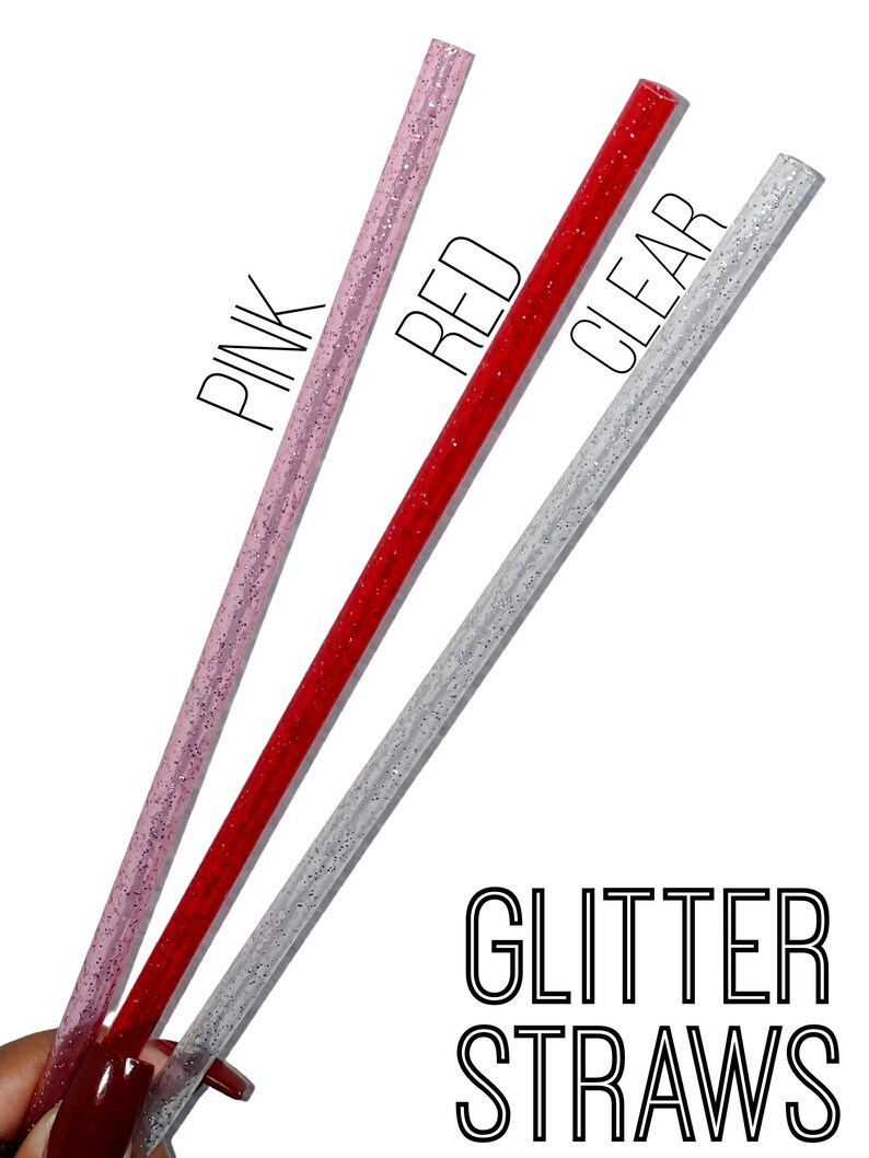 K&ouml;nnte beinhalten: Drei Glitzer-Trinkhalme in Pink, Rot und Klar. Die Strohhalme liegen auf einer wei&szlig;en Oberfl&auml;che. Der Text "PINK", "RED" und "CLEAR" steht &uuml;ber jedem Strohhalm. Der Text "GLITTER STRAWS" steht unter den Strohhalmen.