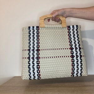 Handmade bag in Jalisco (Mexico), hand-woven with recycled plastic. Handmade bag in Mexico, hand-woven.
