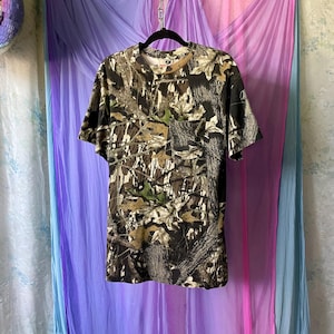 vintage camo single-stitch t-shirt M / 100% cotton short sleeve t-shirt / vtg Mossy Oak t-shirt / 1990s camouflage t-shirt with front pocket bild 1
