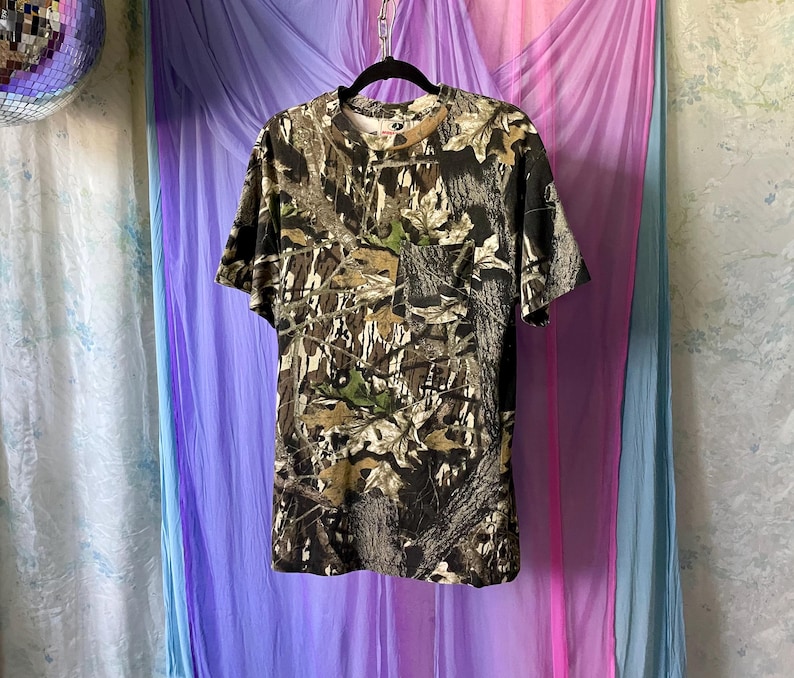 vintage camo single-stitch t-shirt M / 100% cotton short sleeve t-shirt / vtg Mossy Oak t-shirt / 1990s camouflage t-shirt with front pocket bild 1