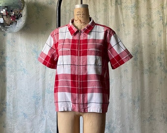90s Plaid Cropped Zip Up Shirt / 1990s Cotton Zip Front Collared Blouse with Pockets / Vintage Red & White Boxy Short Sleeve Jacket Large