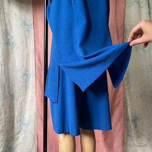 Op de afbeelding: Een koninklijk blauwe blazer met een lang, vloeiend ontwerp. De blazer heeft een enkele split aan de achterkant en een zijsplit aan de linkerkant.