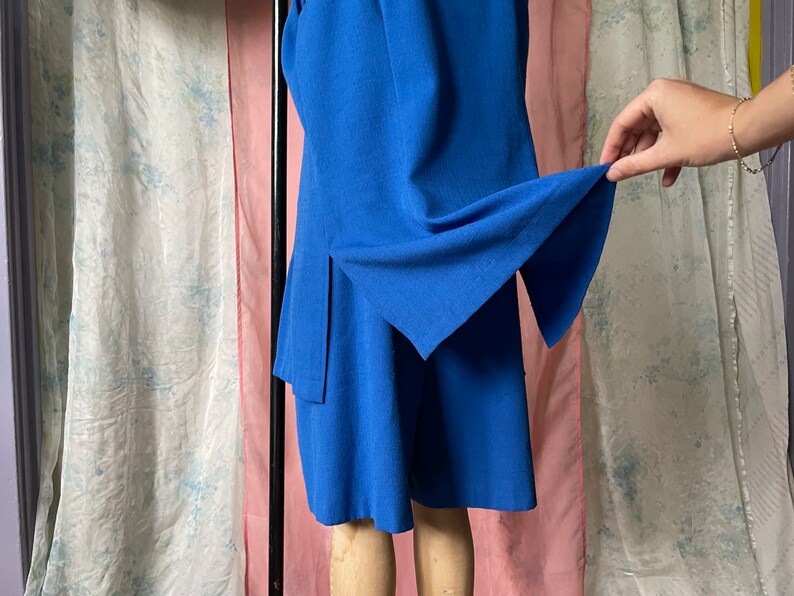 Op de afbeelding: Een koninklijk blauwe blazer met een lang, vloeiend ontwerp. De blazer heeft een enkele split aan de achterkant en een zijsplit aan de linkerkant.