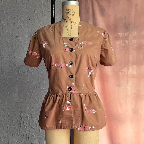 1940s Cotton Atomic Print Blouse / 40s Short Sleeve Peplum Top / Vintage MCM Brown & Pink Rockabilly Shirt / Tailored 40s Blouse Large