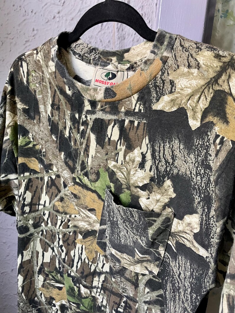 vintage camo single-stitch t-shirt M / 100% cotton short sleeve t-shirt / vtg Mossy Oak t-shirt / 1990s camouflage t-shirt with front pocket bild 11