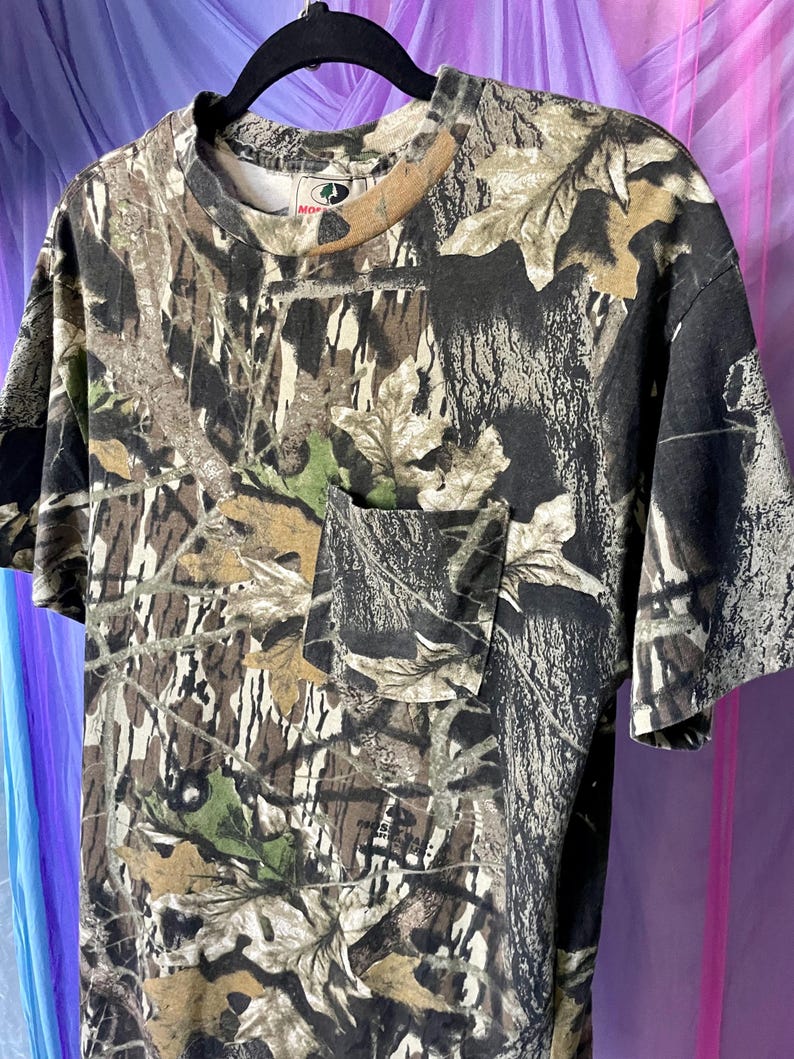 vintage camo single-stitch t-shirt M / 100% cotton short sleeve t-shirt / vtg Mossy Oak t-shirt / 1990s camouflage t-shirt with front pocket bild 2