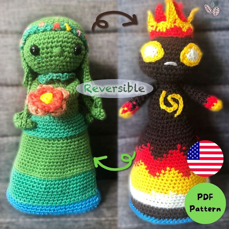 Puede incluir: Patr&oacute;n de mu&ntilde;eca de crochet reversible. La mu&ntilde;eca es verde por un lado con una flor y detalles azules, verdes y amarillos. El otro lado es negro con detalles rojos, amarillos y blancos. El patr&oacute;n est&aacute; disponible para descargar en PDF.