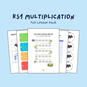 Può includere: Una raccolta di fogli di lavoro didattici per la moltiplicazione KS1. I fogli di lavoro presentano disegni colorati, tra cui un gioco del topo della moltiplicazione e tabelle di moltiplicazione. Il testo "KS1 MULTIPLICATION Full Lesson Pack" è visualizzato in alto.