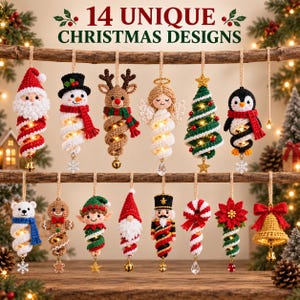 Puede incluir: Catorce adornos navideños de ganchillo colgados de ramas de madera. Los personajes incluyen a Santa, un muñeco de nieve, un reno, un ángel, un árbol, un pingüino, un oso polar, un hombre de jengibre, un elfo, un gnomo, un cascanueces, un bastón de caramelo, una flor de pascua y una campana.