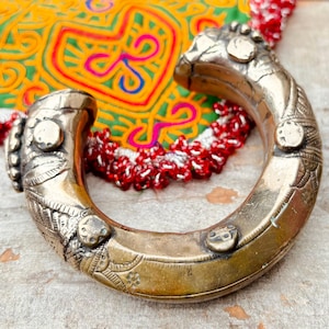 Paire De Bracelets Anciens Tribaux Afghans, Argent 925, Pierres Rouges Et Vertes, Vintage