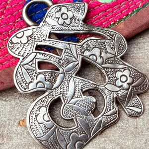 Broche En Argent Avec Idéogrammes Du Bonheur - XXème Siècle - Occasion - Bijou Vintage