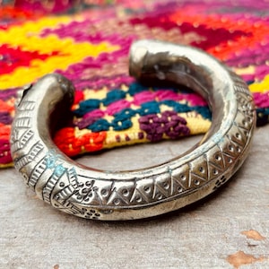 Ethnic tribal brass bracelet, Old Afghan bangle, Tribal fusion style, Old Oriental bracelet, Old metal cuff, Asian boho jewelry