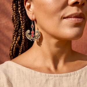 Örhängen med påfågelröd sten, bohemiska etniska tribalsmycken, orientalisk zigenarstil, handgjorda festivalsmycken, unik present till kvinnor