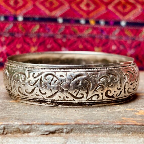 Bracelet Rigide Ciselé Vintage Argenté - Motifs Floraux Artisanaux, Occasion