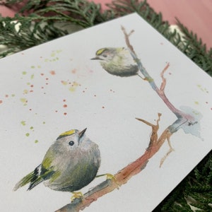 Karte mit niedlichen Vögeln Wintergoldhähnchen Aquarellillustration Kunstdruck auf Postkarte handgemalte Piepmätze Bild 4