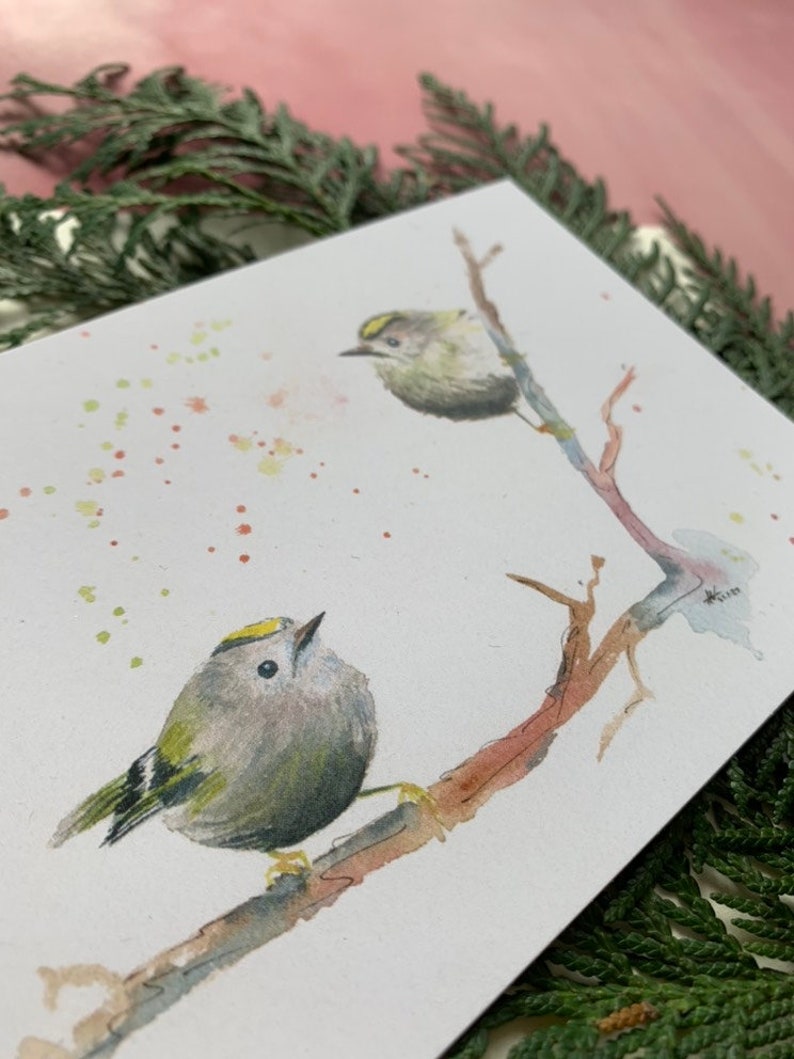 Karte mit niedlichen Vögeln Wintergoldhähnchen Aquarellillustration Kunstdruck auf Postkarte handgemalte Piepmätze Bild 4
