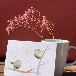 Karte mit niedlichen Vögeln Wintergoldhähnchen Aquarellillustration Kunstdruck auf Postkarte handgemalte Piepmätze Bild 3
