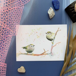 Karte mit niedlichen Vögeln Wintergoldhähnchen Aquarellillustration Kunstdruck auf Postkarte handgemalte Piepmätze Bild 2