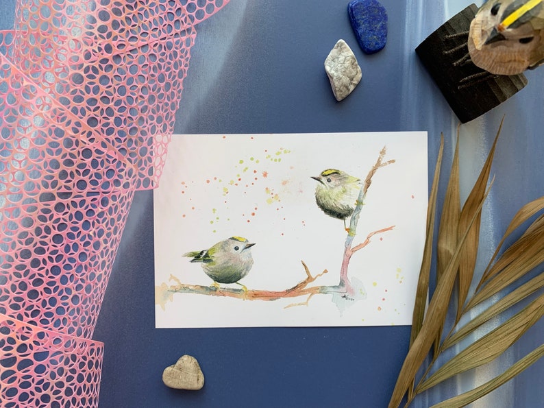 Karte mit niedlichen Vögeln Wintergoldhähnchen Aquarellillustration Kunstdruck auf Postkarte handgemalte Piepmätze Bild 2