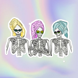 Puede incluir: Tres figuras de esqueleto con toallas en la cabeza y gafas de sol. Los esqueletos están en una pose relajada con los brazos cruzados.